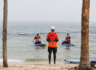 شاطئ نصف القمر بالظهران وجهة سياحية بحرية مثالية بخدمات متكاملة